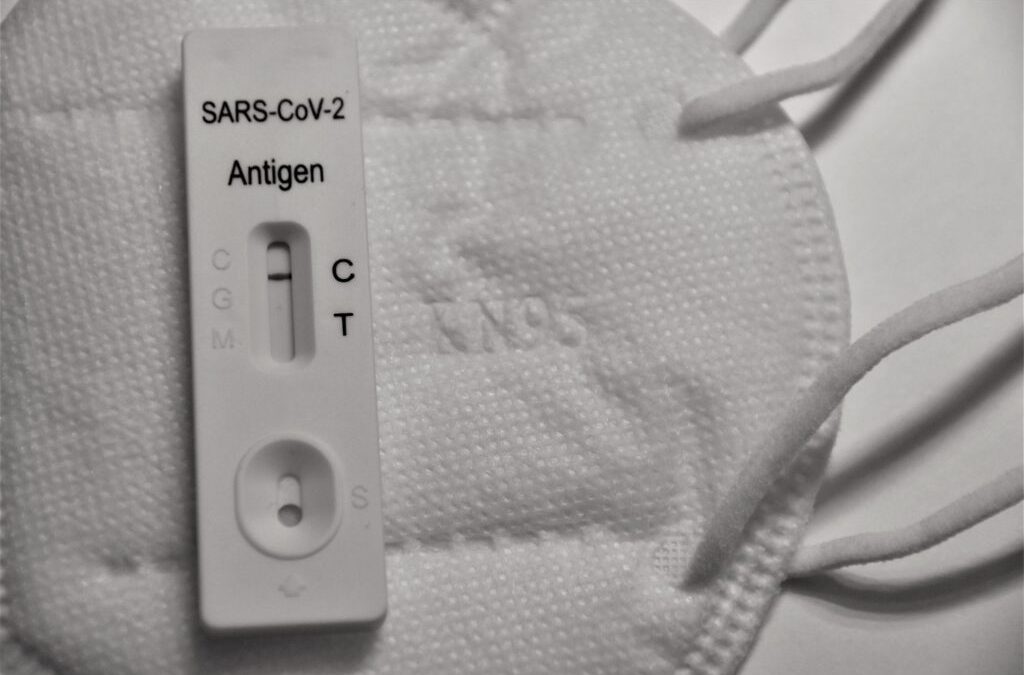Může porodnice vyžadovat povinné testování na koronavirus před porodem?