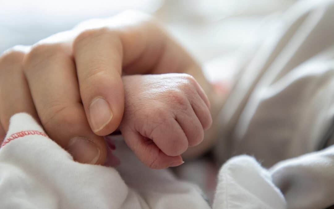 Revers v porodnici: vaše práva, odchod a hranice toho, co si nemocnice může dovolit
